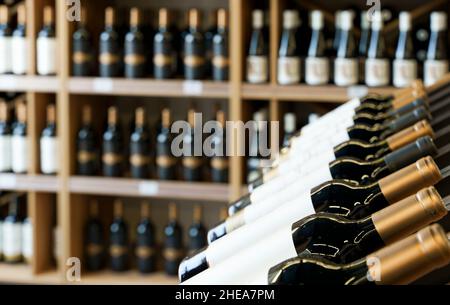 Bouteilles de vin avec étiquettes vierges sur le comptoir d'un magasin de spiritueux.Vin de fond.Photo de haute qualité Banque D'Images