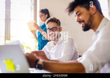 Concept de réunion de brainstorming sur la diversité de démarrage.Groupe de personnes multiethniques travaillant Banque D'Images