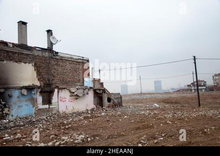 Vieilles maisons en ruines dans le quartier de Fikirtepe, Istanbul Banque D'Images