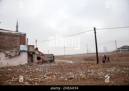 Istanbul, Turquie - 02-23-2013: Maisons anciennes en ruines dans le quartier de Fikirtepe Banque D'Images