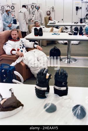 (8 novembre 1973) --- les trois membres de l'équipage du Skylab 4 subissent des contrôles de pression et d'ajustement dans l'espace du bâtiment de suiting pendant les activités en vol au Kennedy Space Center, en Floride.Il s'agit de l'astronaute Gerald P. Carr (en premier plan), commandant; du scientifique-astronaute Edward G. Gibson (au centre), pilote scientifique; et de l'astronaute William R. Pogue (en arrière-plan), pilote.Skylab 4, la troisième et dernière visite de la station spatiale Skylab en orbite terrestre, fournira des informations supplémentaires sur la Terre et le soleil, ainsi qu'un emplacement favorable pour observer le Comet Kohoutek récemment découvert Banque D'Images