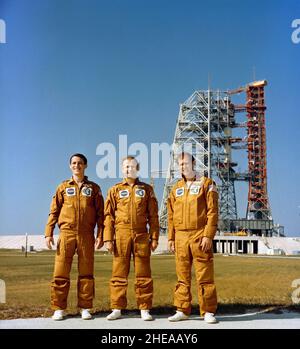 (8 novembre 1973) --- les trois membres de l'équipage du Skylab 4 sont photographiés debout près de Pad B, Launch Complex 39, Kennedy Space Center, Floride, pendant l'activité avant vol.Il s'agit, de gauche à droite, du scientifique-astronaute Edward G. Gibson, pilote scientifique; de l'astronaute Gerald P. Carr, commandant; et de l'astronaute William R. Pogue, pilote Banque D'Images