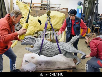 16 décembre 2021, Saxe, Leipzig: Le forgeron d'art Andreas Althammer restaure le groupe de figuiers Mägdesprung 'Defeated Stag' avec ses deux filles, le maître métallurgiste et chef actuel de la forge, Elisabeth Althammer-Kluge (M) et la graphiste et cohabiteuse de métal Claudia Süßmeyer.Althammer, qui a fondé son art smity il y a 45 ans, est très heureux que ses deux filles aient pris la relève de l'artisanat et qu'il lui-même, avec ses nombreuses années d'expérience, puisse être à portée de main comme conseiller.(À dpa KORR: 'L'artisanat reste dans la famille - les filles prennent le contrôle de la forge d'art') Phot Banque D'Images