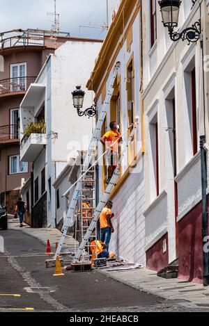 Santa Cruz de la Palma, Espagne - 13 août 2021 : travaux de peinture dans la façade d'un bâtiment en cours de rénovation. Banque D'Images