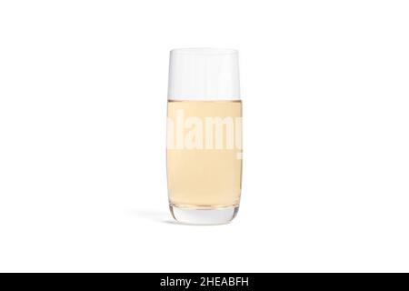 Verre de jus de pomme doux frais isolé sur fond blanc.3D rendu réaliste de l'illustration.Verre pour l'eau.Jus de légumes.Nettoyage et désintoxication Banque D'Images