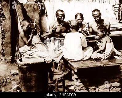 Une famille mangeant, Chine, début 1900s Banque D'Images