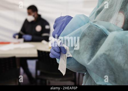 Jérusalem, Israël.10th janvier 2022.Les Israéliens sont soumis à des tests COVID-19 au complexe de passage de l'Ein Yael à Jérusalem, alors qu'Israël est confronté à une augmentation de l'infection à coronavirus, probablement due à la variante d'Omicron.Magen David Adom, le principal SME d'Israël, effectue des tests PCR pour les personnes âgées et des tests Antigen pour tous les autres, car une pénurie de kits de tests PCR menace un avenir proche.Bien que les tests d'Antigen se soient avérés significativement imprécis, fournissant à la fois DES RÉSULTATS FAUX POSITIFS et FAUX NÉGATIFS, une partie de l'économie du pays et du système éducatif s'appuie sur des tests fréquents pour les personnes non vaccinées.CRED Banque D'Images