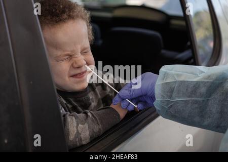 Jérusalem, Israël.10th janvier 2022.Les Israéliens sont soumis à des tests COVID-19 au complexe de passage de l'Ein Yael à Jérusalem, alors qu'Israël est confronté à une augmentation de l'infection à coronavirus, probablement due à la variante d'Omicron.Magen David Adom, le principal SME d'Israël, effectue des tests PCR pour les personnes âgées et des tests Antigen pour tous les autres, car une pénurie de kits de tests PCR menace un avenir proche.Bien que les tests d'Antigen se soient avérés significativement imprécis, fournissant à la fois DES RÉSULTATS FAUX POSITIFS et FAUX NÉGATIFS, une partie de l'économie du pays et du système éducatif s'appuie sur des tests fréquents pour les personnes non vaccinées.CRED Banque D'Images