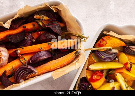 Légumes frais cuits au four, vue de dessus des légumes dans divers plats en céramique Banque D'Images