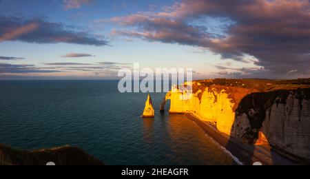Coucher de soleil incroyable sur la côte à Etretat.Panorama.Etretat est une charmante ville célèbre pour les falaises époustouflantes d'Etretat sur la côte d'Alabaster Banque D'Images