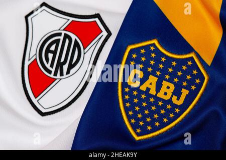 Gros plan sur le maillot de football Boca Juniors et River plate.Superclásico est le match de football en Argentine entre les rivaux de Buenos Aires Boca et River. Banque D'Images