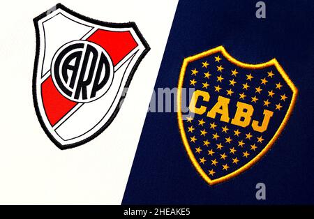 Gros plan sur le maillot de football Boca Juniors et River plate.Superclásico est le match de football en Argentine entre les rivaux de Buenos Aires Boca et River. Banque D'Images