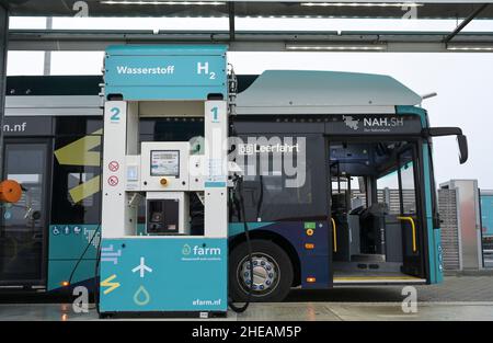 ALLEMAGNE, Niebuell, Caetano bus alimenté à l'hydrogène, e-Farm H2 station-service, le bus de transport public est exploité par DB Autokraft, l'hydrogène vert est traité dans une usine de GP Joule avec l'énergie des parcs éoliens dans la région Banque D'Images