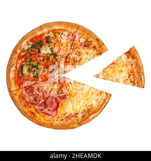 Vue de dessus de pizza.Vue sur le dessus de la pizza coupée en tranches sur fond blanc.Pose à plat. Banque D'Images