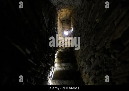 Des marches étroites en pierre à l'intérieur d'une tour médiévale dans une église fortifiée de la région de Transylvanie en Roumanie. Banque D'Images