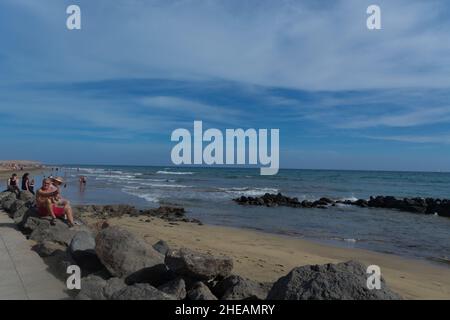 CRAN CANARIA, MELONERAS - 13 NOVEMBRE 2019: Les gens apprécient la vue sur la mer et s'assoient au soleil sur le front de mer de Meloneras sur Gran Canaria, Espagne Banque D'Images