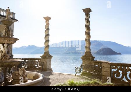 Vue depuis le jardin de la Villa Monastero sur le lac de Côme, en Italie. Banque D'Images