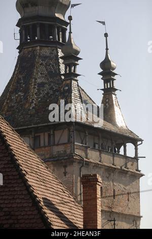 Sighisoara, Roumanie - 10 octobre 2021 : tour d'horloge médiévale dans la ville de Transylvanie de Sighisoara dans une matinée d'automne ensoleillée. Banque D'Images
