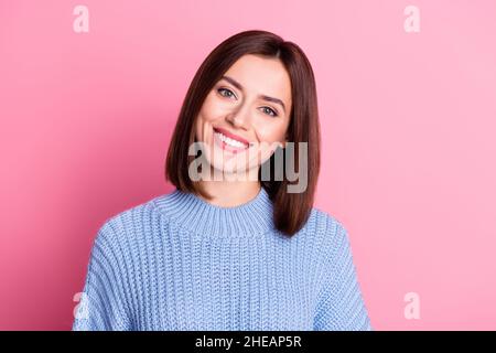 Portrait d'une jolie fille gaie à poil brun appréciant une bonne humeur isolée sur fond rose pastel Banque D'Images