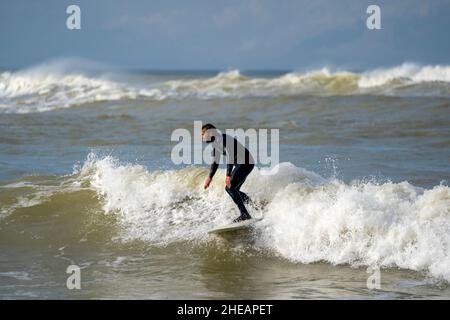Surf à la plage de Lafitenia, pays basque, France, janvier 2022.Strictement réservé à un usage éditorial.Si vous vous trouvez dans l'un de ces phot Banque D'Images