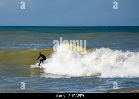 Surf à la plage de Lafitenia, pays basque, France, janvier 2022.Strictement réservé à un usage éditorial.Si vous vous trouvez dans l'un de ces phot Banque D'Images