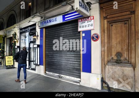 Magasins fermés par la crise COVID et difficultés de circulation - rue de Rivoli - Paris - France Banque D'Images