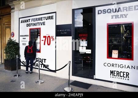 Magasins fermés par la crise COVID et difficultés de circulation - rue de Rivoli - Paris - France Banque D'Images