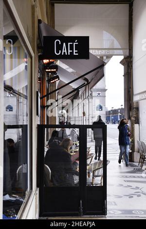 Magasins fermés par la crise COVID et difficultés de circulation - rue de Rivoli - Paris - France Banque D'Images