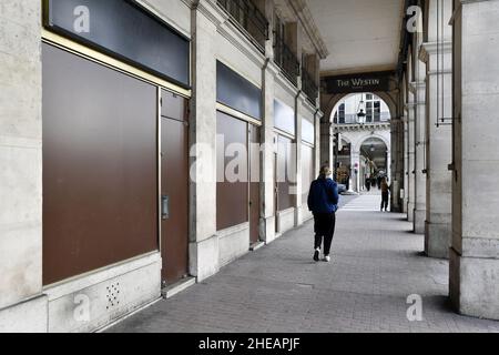 Magasins fermés par la crise COVID et difficultés de circulation - rue de Rivoli - Paris - France Banque D'Images