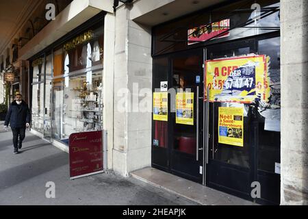 Café fermé par la crise COVID et difficultés de circulation - rue de Rivoli - Paris - France Banque D'Images