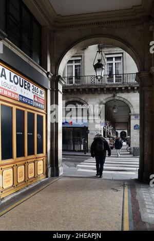 Magasins fermés par la crise COVID et difficultés de circulation - rue de Rivoli - Paris - France Banque D'Images