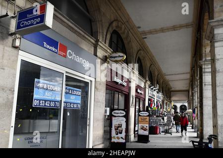 Magasins fermés par la crise COVID et difficultés de circulation - rue de Rivoli - Paris - France Banque D'Images