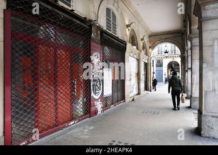 Magasins fermés par la crise COVID et difficultés de circulation - rue de Rivoli - Paris - France Banque D'Images