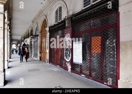 Magasins fermés par la crise COVID et difficultés de circulation - rue de Rivoli - Paris - France Banque D'Images