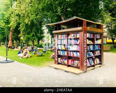 Vilnius, Lituanie -15th juin, 2018: Vilniusskaito bibliothèque publique arrêt pour lire sur le Go dans la nature du parc. Banque D'Images