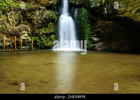 La cascade de Gurlek, située dans le parc naturel de Bahceköy à Aydin, attire l'attention des visiteurs. Banque D'Images