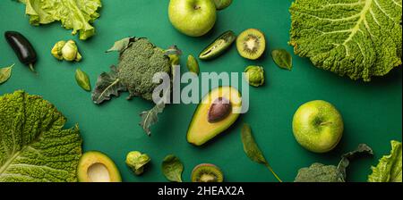 Mise en page créative concept alimentaire fait de fruits et légumes verts sur fond vert Banque D'Images