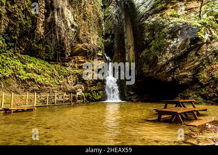 La cascade de Gurlek, située dans le parc naturel de Bahceköy à Aydin, attire l'attention des visiteurs. Banque D'Images