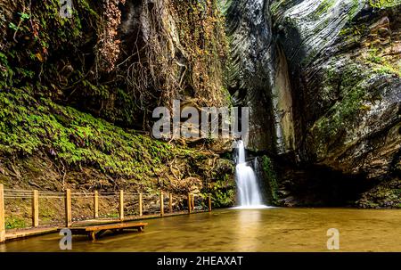 La cascade de Gurlek, située dans le parc naturel de Bahceköy à Aydin, attire l'attention des visiteurs. Banque D'Images