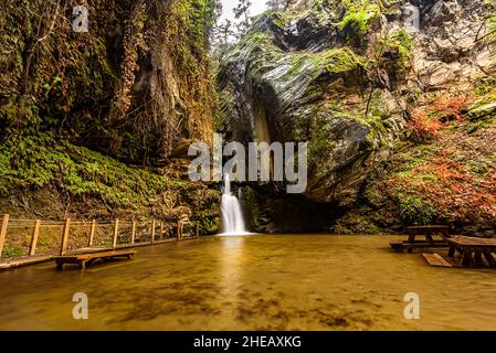 La cascade de Gurlek, située dans le parc naturel de Bahceköy à Aydin, attire l'attention des visiteurs. Banque D'Images