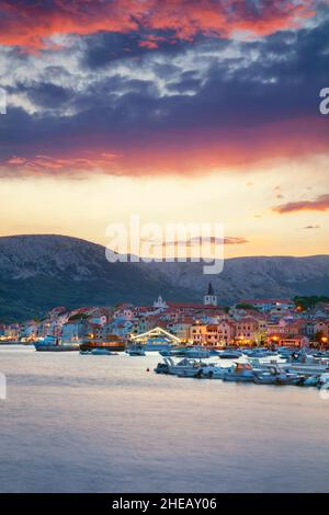 Baska, Île de Krk, Croatie.Image du paysage urbain de Baska, Croatie située sur l'île de Krk au coucher du soleil d'été. Banque D'Images
