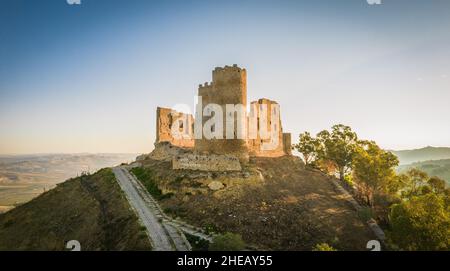 Vue fantastique sur le château médiéval de Mazzarino à Sunrise, Caltanissetta, Sicile, Italie, Europe Banque D'Images