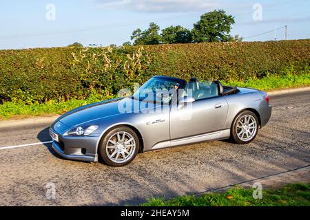 2000 Silver Honda S2000 1997cc 6 speed Manual en route vers Capesthorne Hall Classic car show, Cheshire, Royaume-Uni Banque D'Images