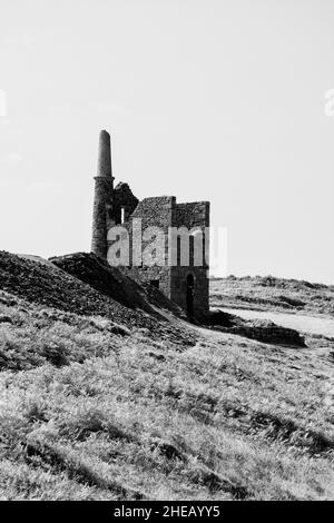 Vieux Tim mine autour de botallack noir et blanc infrarouge Banque D'Images