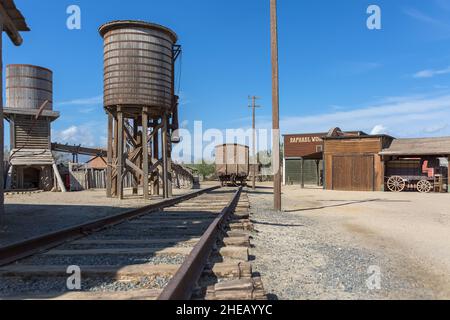 Alméria Espagne - 09 15 2021: Vue d'un vieux scénario typique de chemins de fer occidentaux, sur le Oasys - Mini Hollywood, parc à thème espagnol de style occidental, SC de l'Ouest Banque D'Images