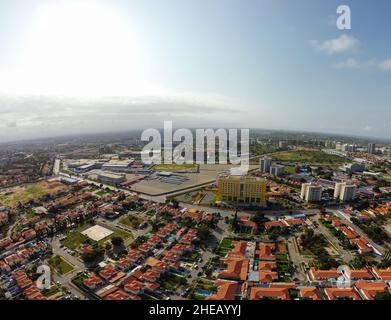 Talatona Angola - 12 24 2021: Photographie aérienne par drone de la ville de Talatona à Belas, zone résidentielle avec des condominiums avec des maisons de luxe et de luxe off Banque D'Images