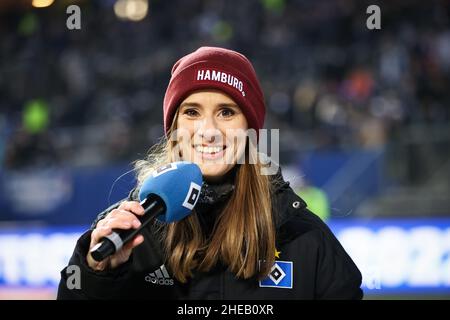 18 décembre 2021, Hambourg: Football: 2nd Bundesliga, Matchday 18, Hamburger SV - FC Schalke 04 au Volksparkstadion.Christina Rann, annonceur du stade de Hamburger SV, se tient sur le terrain après le match.(À dpa 'lorsque l'annonceur du stade Christina Rann allume le feu') photo: Christian Charisius/dpa Banque D'Images