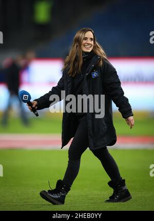 18 décembre 2021, Hambourg: Football: 2nd Bundesliga, Matchday 18, Hamburger SV - FC Schalke 04 au Volksparkstadion.Christina Rann, annonceur du stade de Hamburger SV, marche à travers le terrain après le match.(À dpa 'lorsque l'annonceur du stade Christina Rann allume le feu') photo: Christian Charisius/dpa Banque D'Images