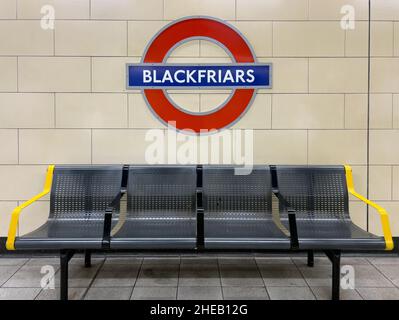 Londres Royaume-Uni - 18th novembre 2021 - panneau de la station de Blackfriars et place assise sur la plate-forme souterraine de Londres Banque D'Images
