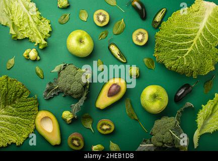 Mise en page créative concept alimentaire fait de fruits et légumes verts sur fond vert Banque D'Images